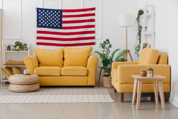 Modern oturma odasının içinde Amerikan bayrağı asılı. - Fotoğraf, Görsel