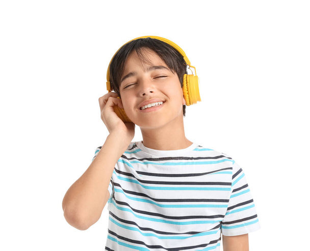 Menino em fones de ouvido no fundo branco, close-up - Foto, Imagem