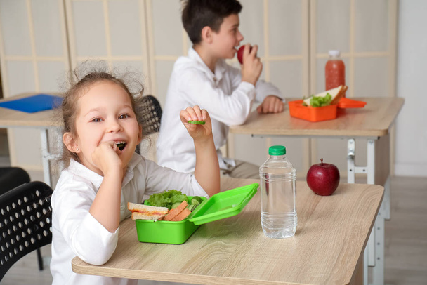 Little girl eating lunch in classroom - Fotografie, Obrázek
