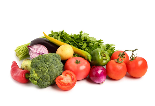 Свежие овощи на белом фоне
 - Фото, изображение