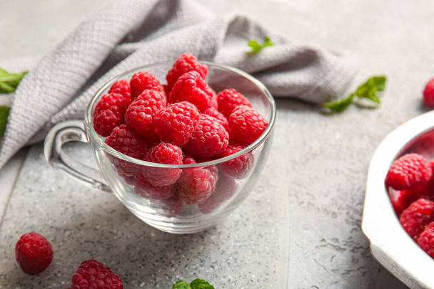Glass cup with fresh raspberries, closeup - Foto, afbeelding