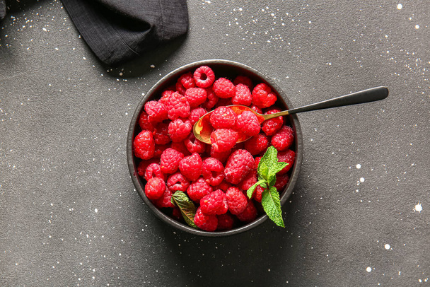 Чаша со свежей малиной и мятой на черном фоне - Фото, изображение
