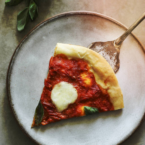 Zelfgemaakte veganistische Margherita pizza food fotografie - Foto, afbeelding