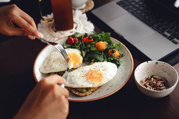 Здоровый завтрак с яичницей авокадо на столе - Фото, изображение