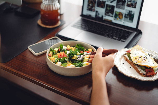 Здоровый авокадо и яичный салат на столе - Фото, изображение