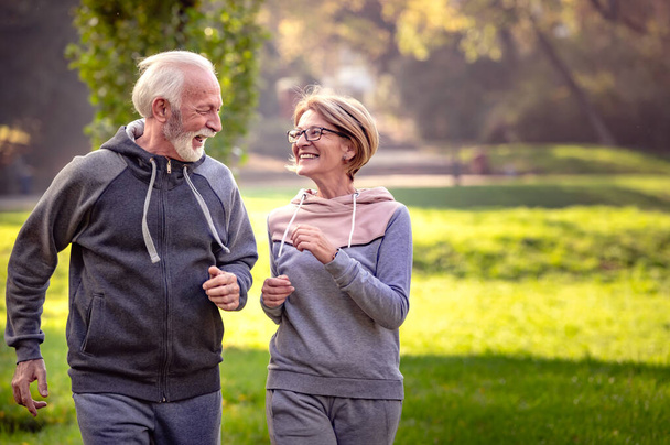 Seniorenpaar joggt im Park  - Foto, Bild