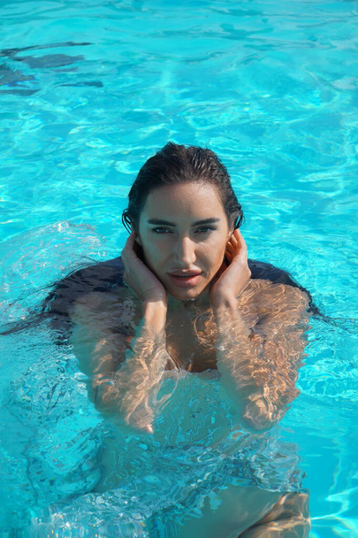 sexy dziewczyna w przezroczysty sukienka w basen   - Zdjęcie, obraz