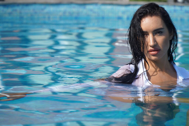 menina sexy em uma camisa branca em uma piscina   - Foto, Imagem