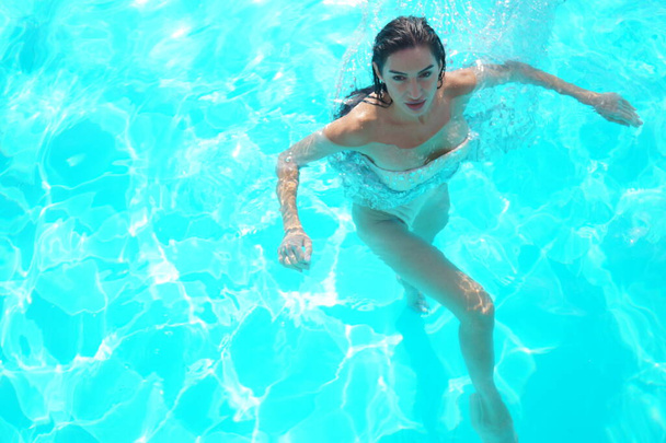 σέξι κορίτσι σε ένα διαφανές φόρεμα σε μια πισίνα   - Φωτογραφία, εικόνα