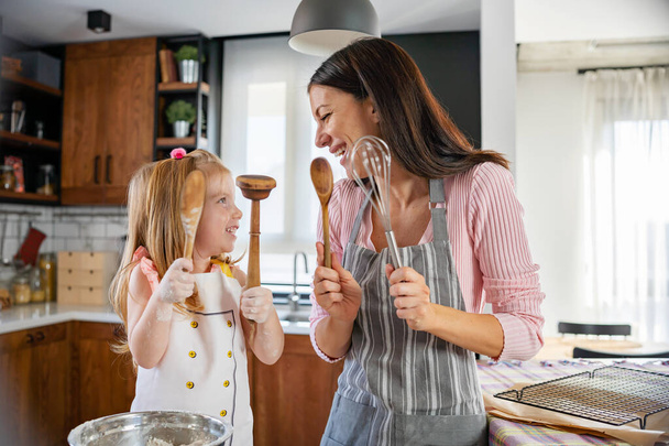 anya és lánya együtt főznek otthon  - Fotó, kép