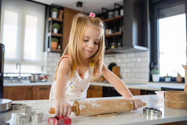 kislány készít tészta a konyhában  - Fotó, kép