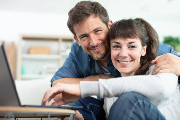 ritratto di una giovane coppia rilassata a casa - Foto, immagini