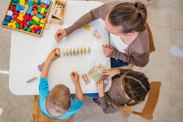 Bambini della scuola materna che giocano con blocchi di costruzione colorati. Ambiente di apprendimento sano. Imparare attraverso il gioco. - Foto, immagini