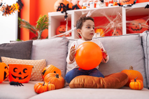 Roztomilý hispánský chlapec s halloween party drží balón doma - Fotografie, Obrázek