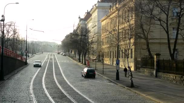 Urban street z samochodów i tramwajów - budynki w słońcu - timelapse - Materiał filmowy, wideo