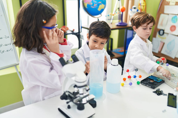 Grupa dzieci naukowcy studentów trzymających molekuły w klasie laboratoryjnej - Zdjęcie, obraz