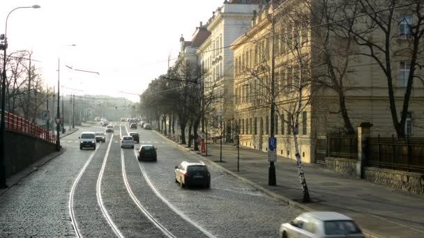 Urban street z samochodów i tramwajów - budynki w słońcu - Materiał filmowy, wideo
