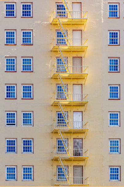facciata dell'Hotel con scala antincendio
 - Foto, immagini
