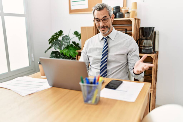Średniowłosy mężczyzna biznes pracownik mając wideo rozmowy w biurze - Zdjęcie, obraz