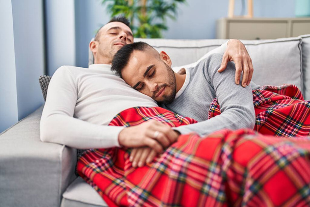 Δύο άνδρες ζευγάρι ξαπλωμένοι στον καναπέ κοιμούνται στο σπίτι - Φωτογραφία, εικόνα