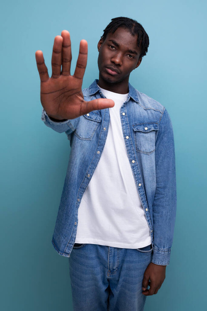 Африканский человек с дредами шоу остановить жест. - Фото, изображение