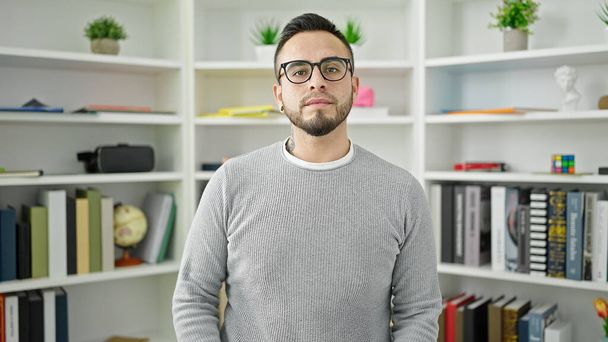 Hispánec muž student nosí brýle na knihovně univerzity - Fotografie, Obrázek