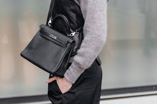 Milão, Itália - Fevereiro, 24, 2022: mulher usa couro Kelly Hermes saco preto, detalhes de estilo de rua - Foto, Imagem