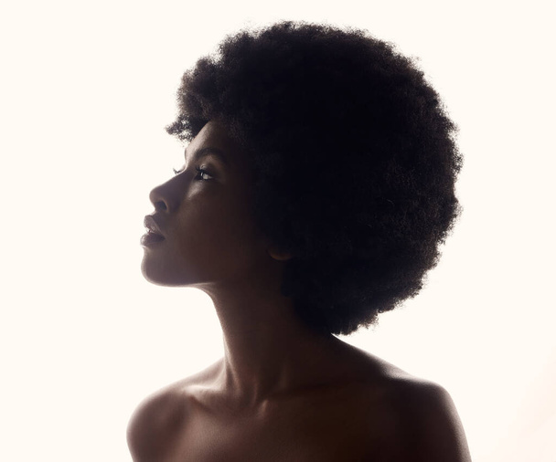 Włosy, sylwetka i profil czarnej kobiety z afro fryzury, piękna i pielęgnacji skóry na białym tle. Naturalna pielęgnacja włosów, kosmetyki i piękna twarz afrykańskiego modelu z blaskiem i blaskiem w studio. - Zdjęcie, obraz