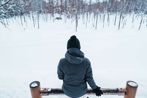 Vrouw toerist op bezoek in Biei, Reiziger in Sweater sightseeing Blue Pond met sneeuw in de winter. bezienswaardigheid en populair bij bezienswaardigheden in Hokkaido, Japan. Reis- en vakantieconcept - Foto, afbeelding