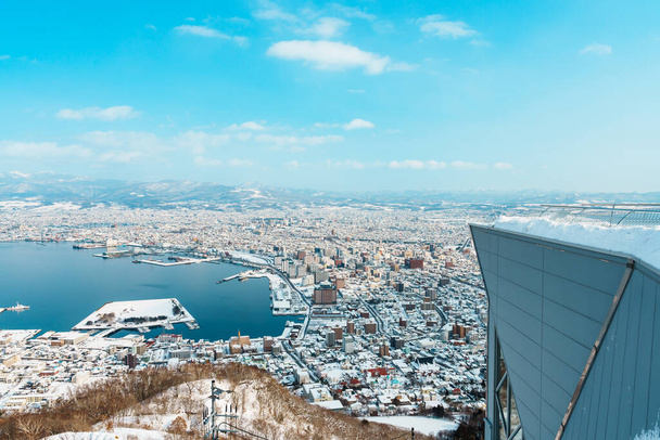 冬は雪が積もる函館山からの美しい景観と街並み。北海道の観光スポットとして人気のランドマーク｜旅と休暇のコンセプト - 写真・画像