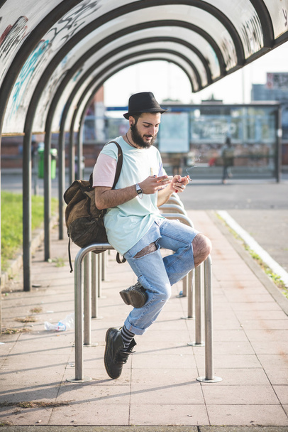 Współczesny człowiek korzystanie smartphone - Zdjęcie, obraz