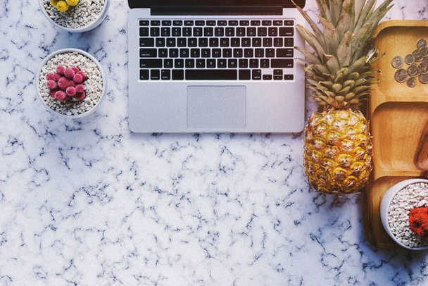 Ananas neben einem Laptop - Foto, Bild