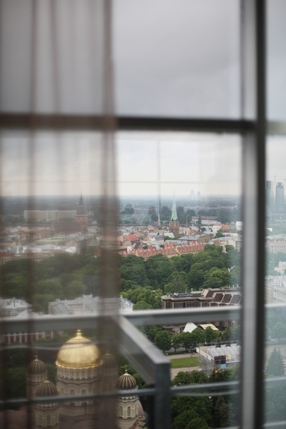 Город, видимый через окно
 - Фото, изображение
