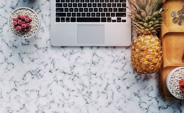 Ananas neben einem Laptop - Foto, Bild