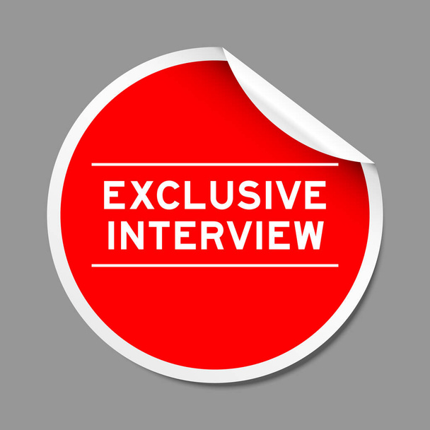 Red color peel sticker label with word exclusive interview on gray background - Vector, Image