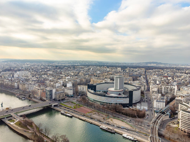 Vue aérienne par drone du siège de Radio France et du bâtiment Maison de la Radio, Paris, France - Photo, image