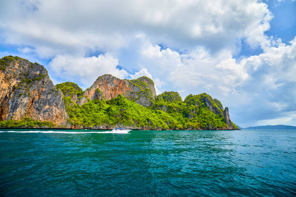 Phuket Thaiföld május 26, 2023. Phi Phi Islands Tour Képek, Utazási táj. - Fotó, kép