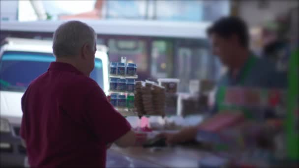小規模事業における非接触取引を行うシニア顧客であるカフェテリアでのモバイル決済を利用した高齢者のパトロン - 映像、動画