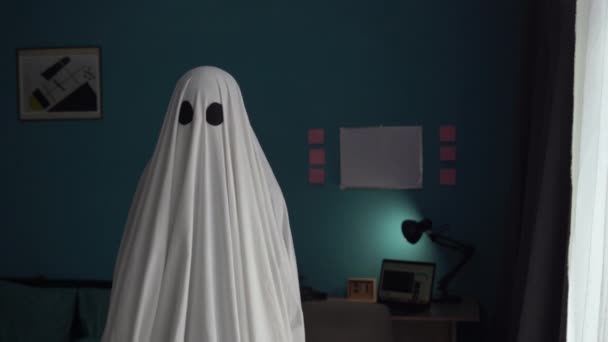 Fantôme recouvert d'un drap de lit blanc dans la chambre. Concept d'Halloween. Espace de copie - Séquence, vidéo