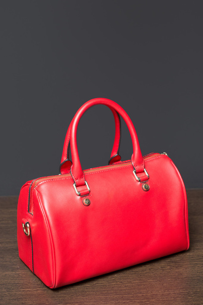 borsa rossa su uno scaffale nel negozio
 - Foto, immagini