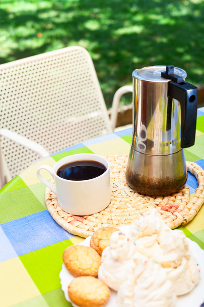 Moka pot ile kahve fincanı - Fotoğraf, Görsel
