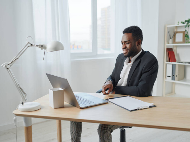 business man oktatás fekete segítségével amerikai online laptop személy konferencia afrikai férfi asztali munka menedzser programozó szabadúszó diák munka számítógép fiatal iroda - Fotó, kép