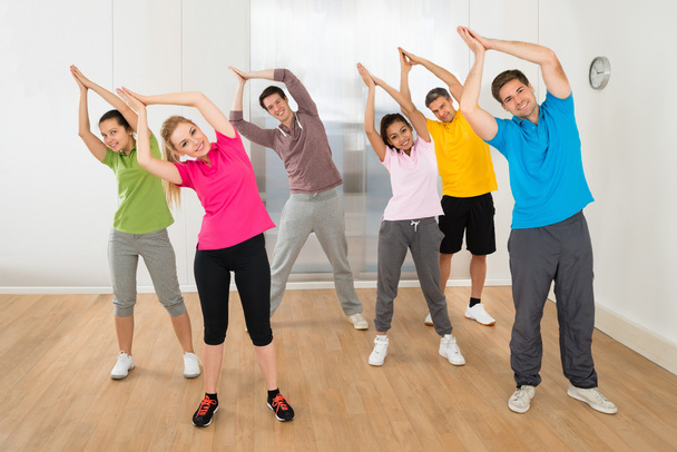 Joogaa tekevien ihmisten ryhmä
 - Valokuva, kuva