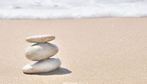 Pinottu kiviä hiekkaan
 - Valokuva, kuva