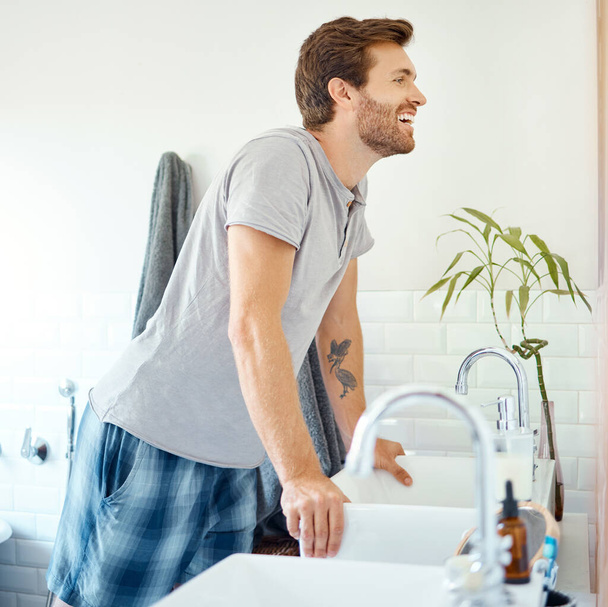 Mies kylpyhuoneessa, tarkistaa hampaat peilistä ja hymyillä aamulla rutiini, terveys ja hyvinvointi kotona. Hammashoito, puhdas suu ja kasvot uros grooming raikas hengitys, hygienia ja saada valmis. - Valokuva, kuva