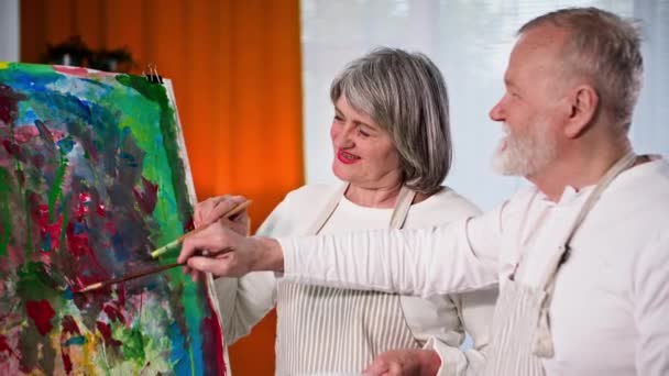 portré nyugdíjas férj és feleség szórakozás együtt festmény kreatív kép vászon otthon - Felvétel, videó