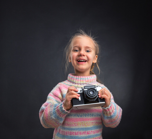 Kleines Mädchen mit Retro-Kamera - Foto, Bild