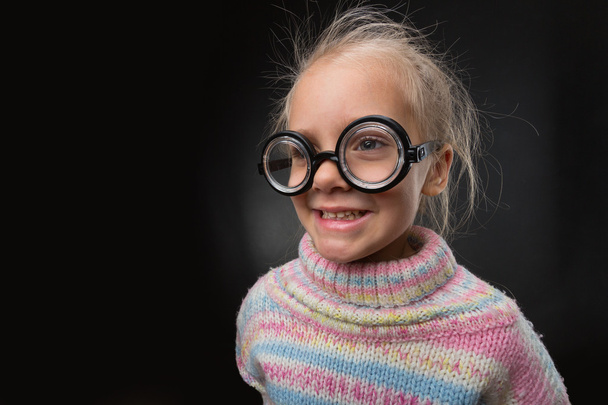 Κορίτσι σε γυαλιά κάνει πρόσωπα - Φωτογραφία, εικόνα