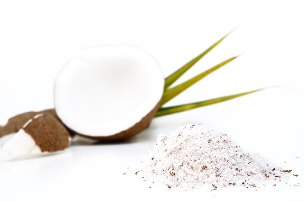 Noix de coco et flocons de noix de coco mis à la terre isolés sur fond blanc
 - Photo, image