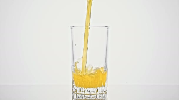 Portakal suyu bardağa dökülüyor - Video, Çekim